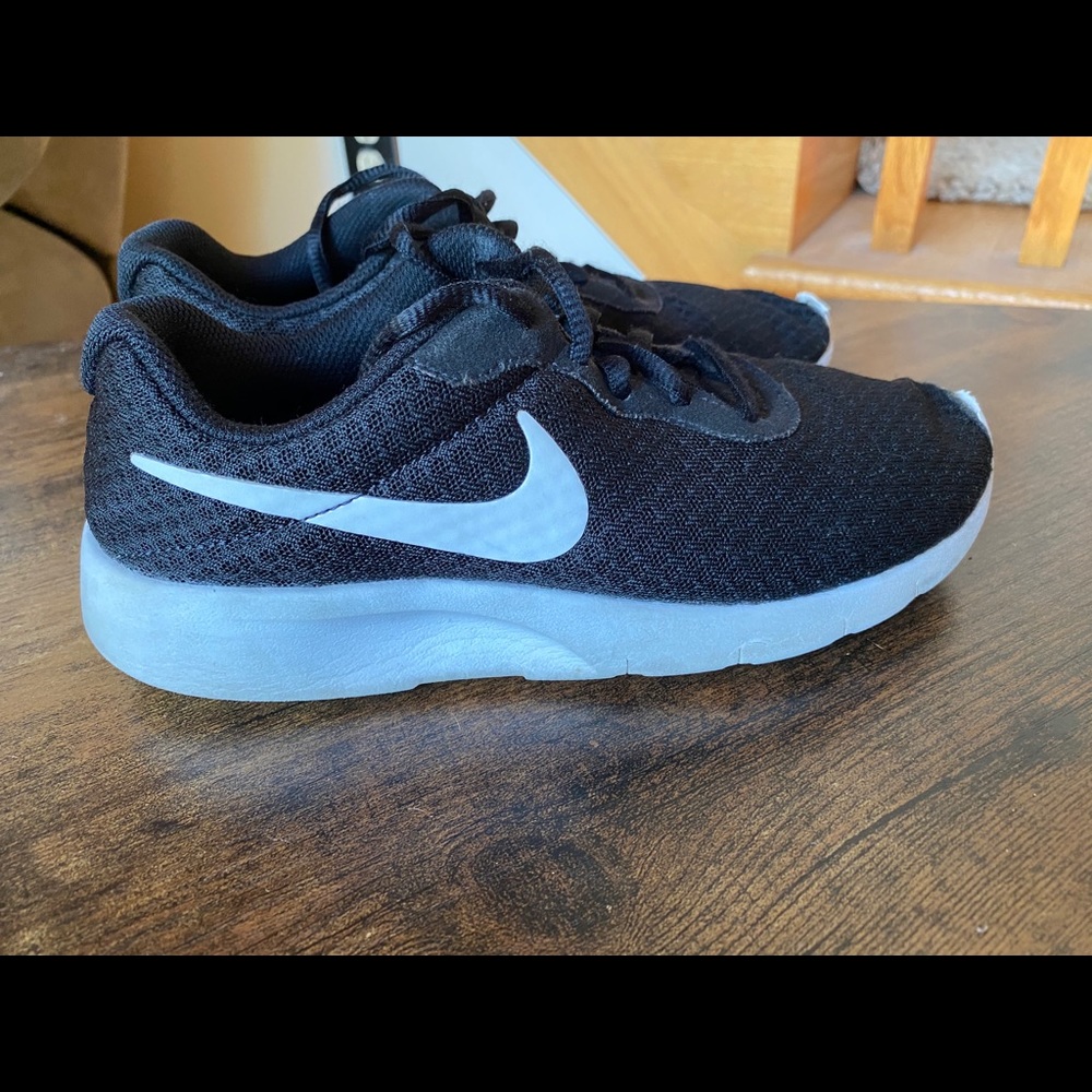 Nike girls black sneaker size 4Y